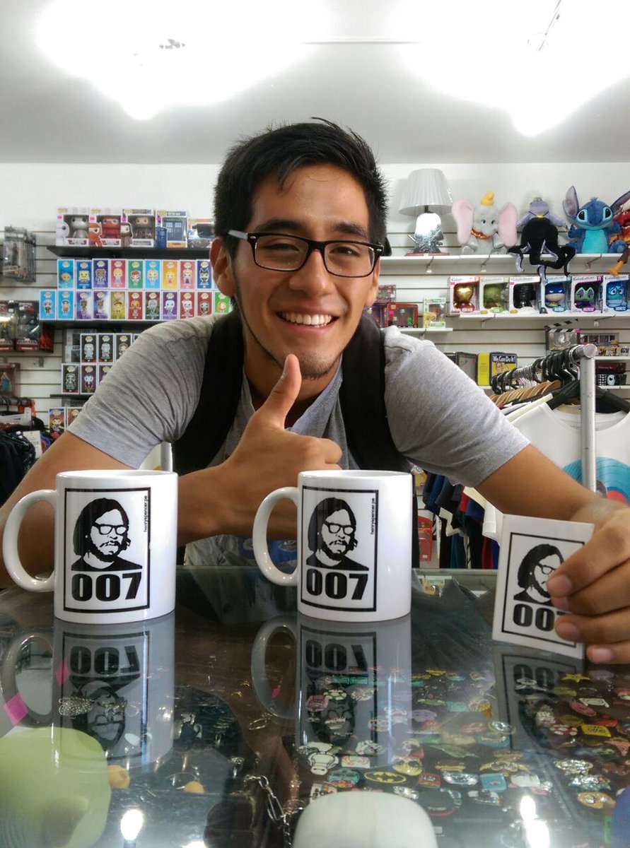 spencerlandia's tweet image. desde @LaCamaleonaPeru me envían esta imagen de Carlos adquiriendo su taza de #LaHabitacion007 y su taza de repuesto
