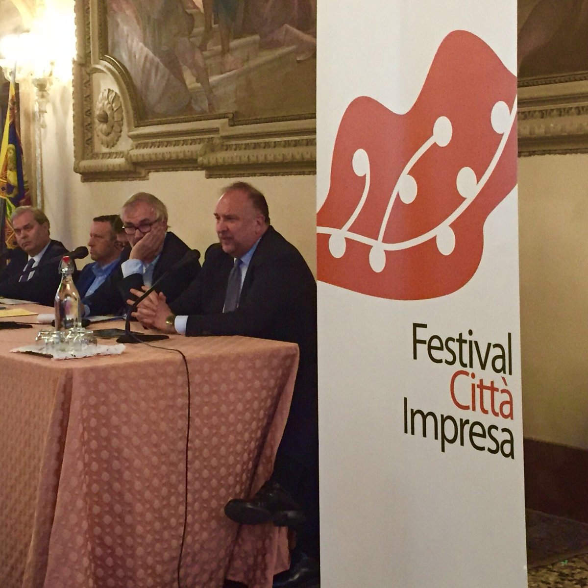 RobertoCosolini's tweet photo. A Vicenza spiego che #Trieste attrae investimenti con porto, istituzioni scientifiche, #PortoVecchio. E la bellezza https://t.co/M8MuNgTff1