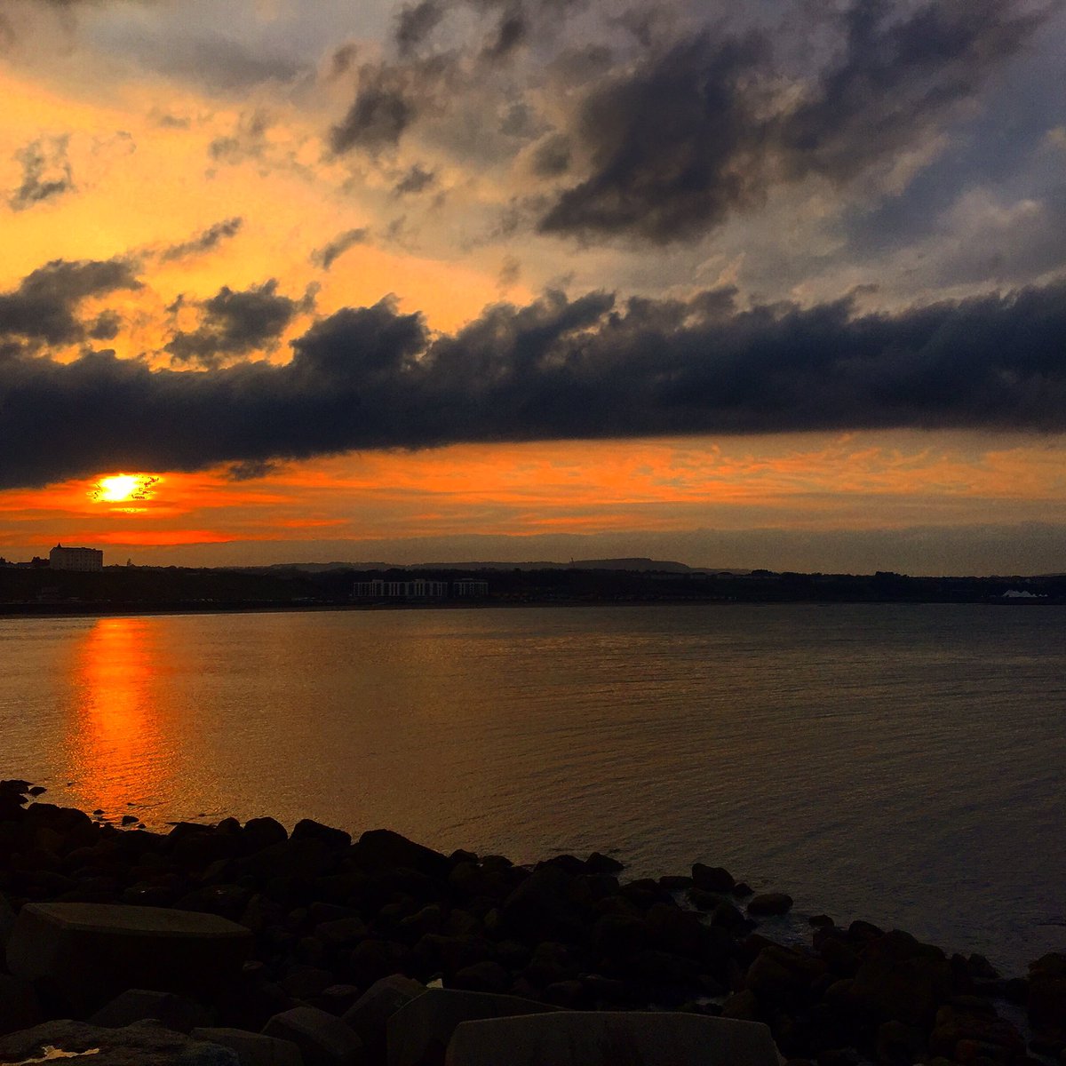 ScarboroughUK's tweet image. Here's a treat for you.. Tonight's Scarborough sunset! And yes this is the East Coast! We have it all!