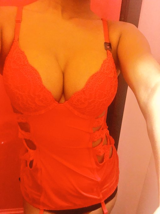 Pic from the dressing room..💋 https://t.co/gycQgGQHGd<a href="/tag/getwetwithpoonampandey"class="tags"><span>#getwetwithpoonampandey</span></a>