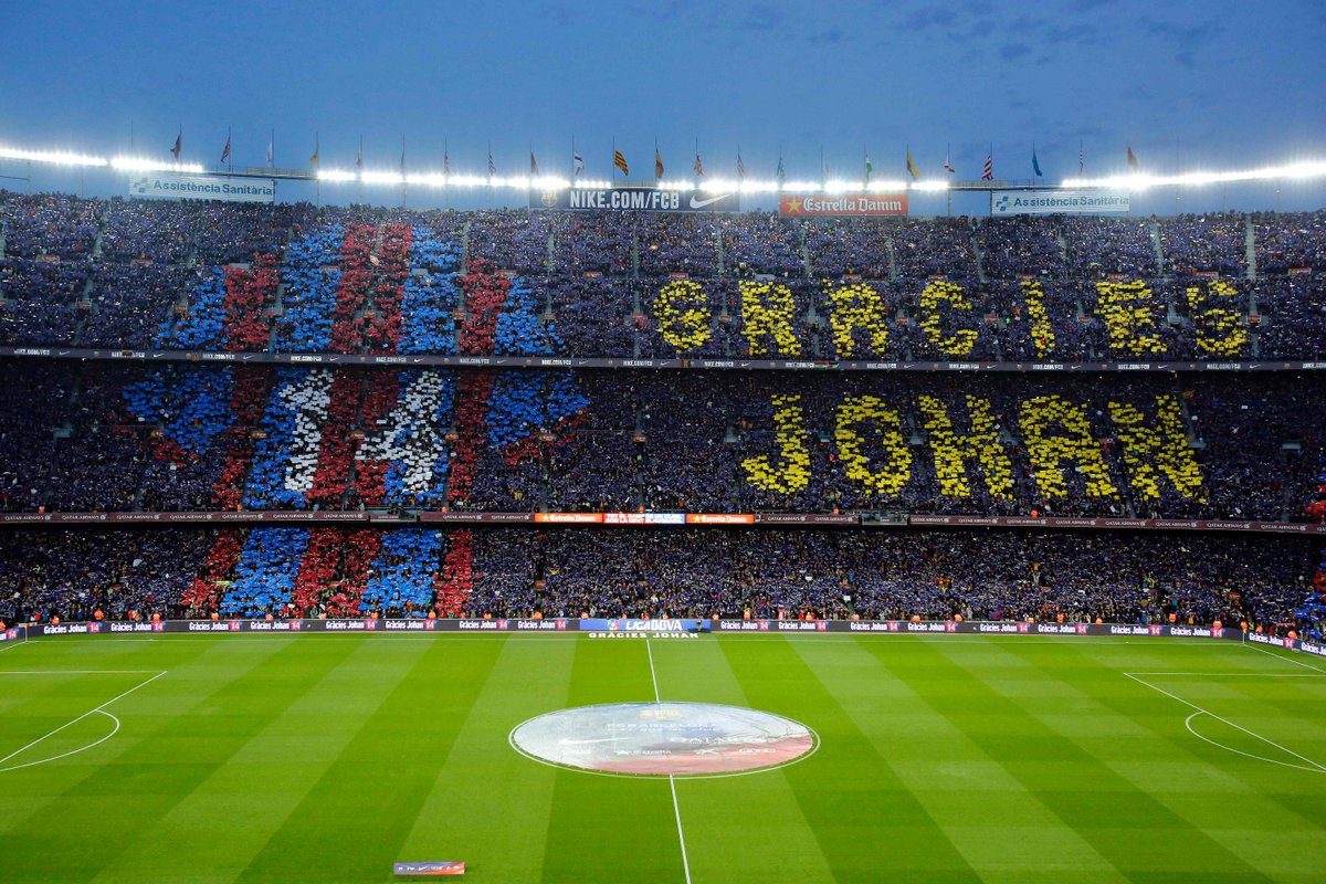 VIDEO | Op de klanken van 'Cant del Barça' klapt Camp Nou de handen op elkaar voor Cruijff. nos.nl/l/2096743