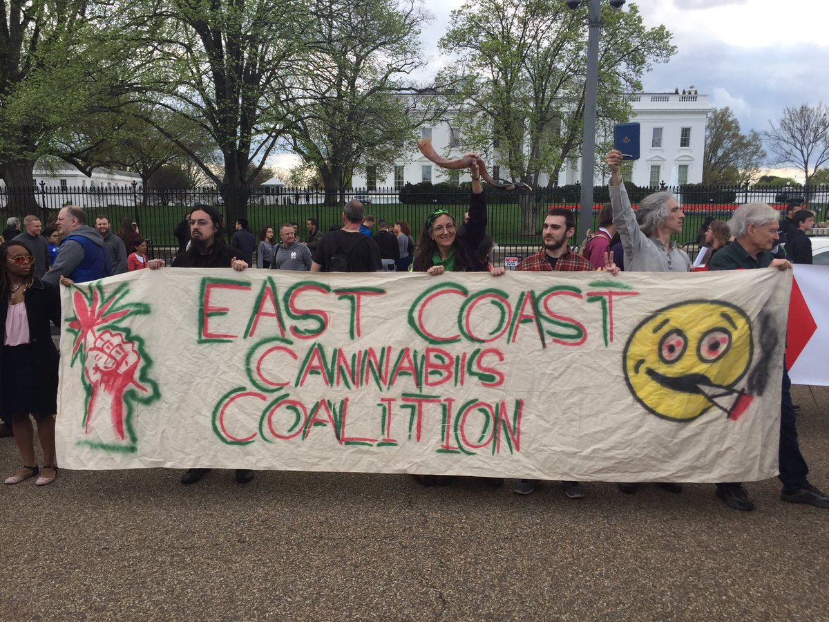 DCMJ2014's tweet photo. We're in front of the White House! Join us! #Reschedule420 👍🔥🌱 https://t.co/auvAj7utnN