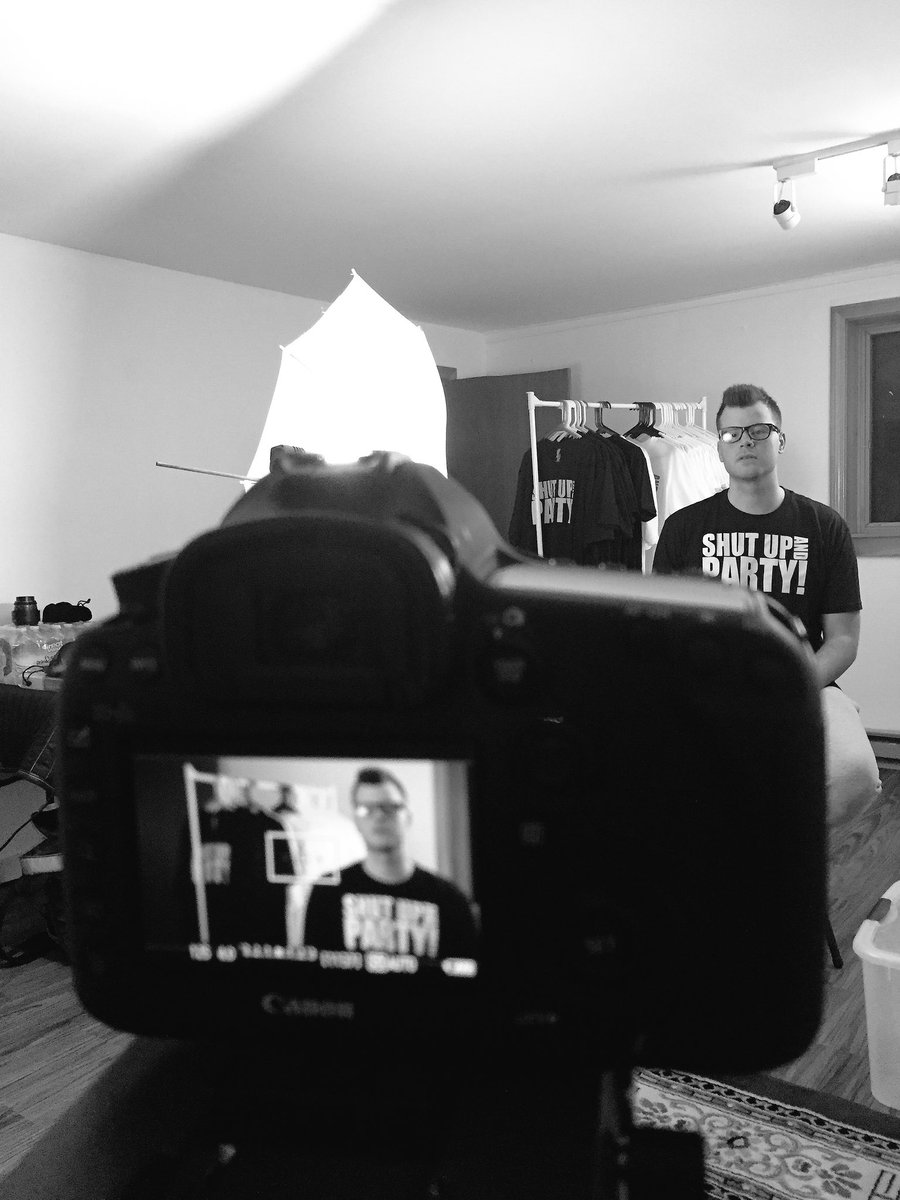 YaFavHomieJR's tweet photo. Working on a new episode of #HangingWithHomie 🤓🤘🏻
Stay tuned! https://t.co/gDoBajTwZA
