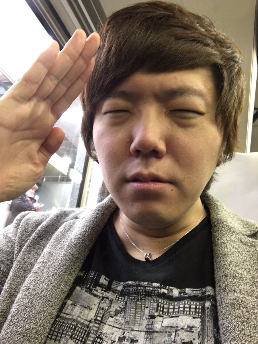 Hikakin ヒカキン Youtuber Auf Twitter 顔パンパンで新幹線なう Zzz T Co Uocydls7kk