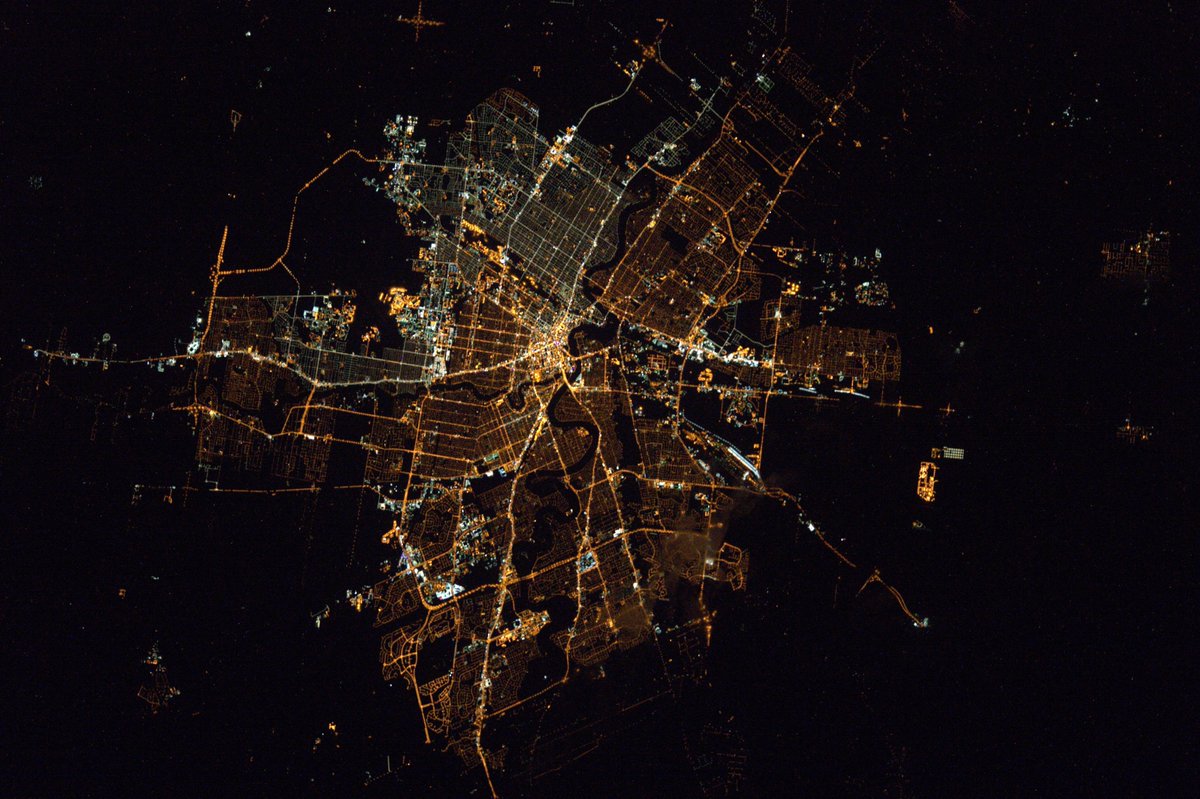 astro_tim's tweet photo. #Goodnight @CityofWinnipeg from @Space_Station. One of the friendliest cities ever. @Canada https://t.co/JgCwLTFBLk