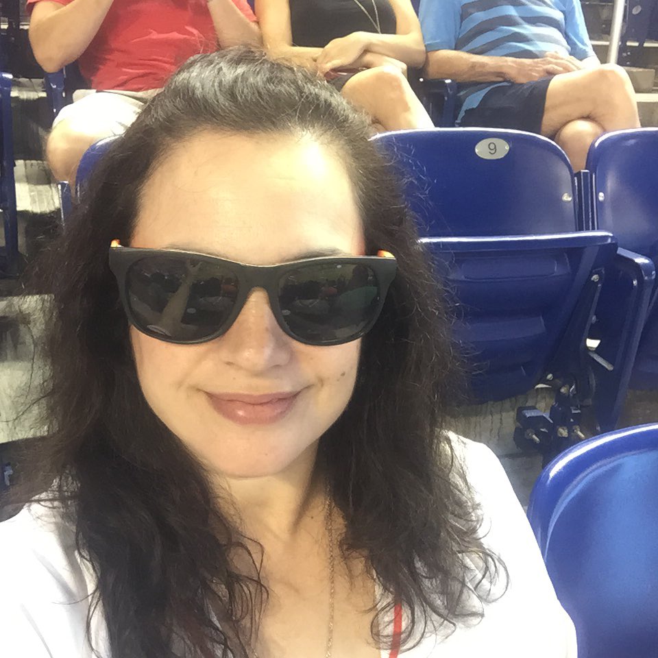 DoriMarlin's tweet photo. #firstselfie2016 @MarlinsPark #homeawayfromhome #happygirl https://t.co/O8DPH2GBbF