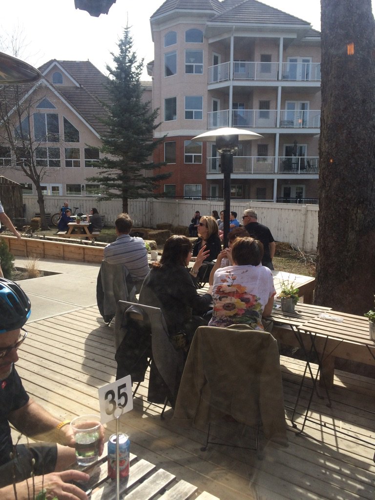 baconhound's tweet photo. Even busier @littlebrickyeg than Leva. The yard is standing room only. #SpringFTW https://t.co/Q0qUGANPoe