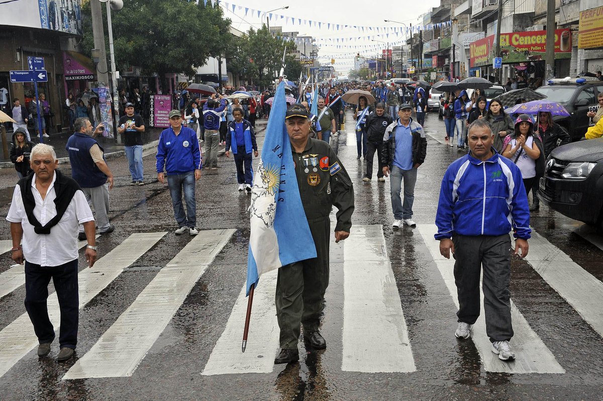 La_Matanza's tweet photo. Conmovedor desfile de los veteranos de guerra de #Malvinas de @La_Matanza en #LaTablada. #MalvinasArgentinas https://t.co/VcjBADXYG3