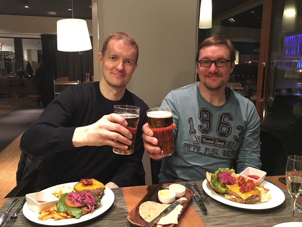 Sm-liigan vanhat hopeamitalistit onnittelee mestareita! #Akollit #IlvesA