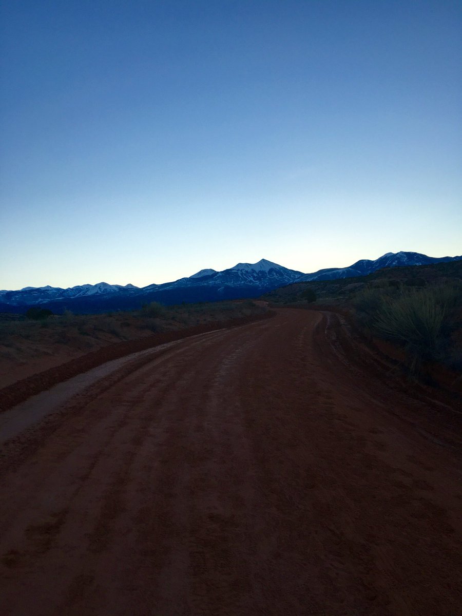 christy860's tweet image. 32.5 miles 🏃🏻 ✔️ beautiful day, beautiful course, beautiful people! #Moab #50k #behindtherocks