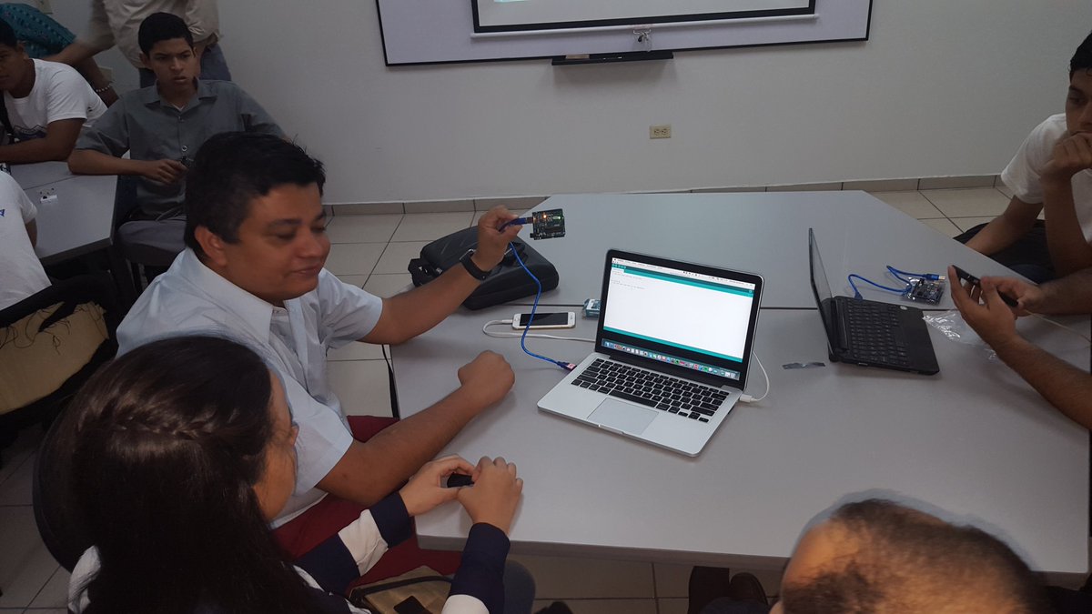 gecoffey's tweet image. #ArduinoD16 #GenuinoD2016 #arduinohonduras awesome,  esto es genial.