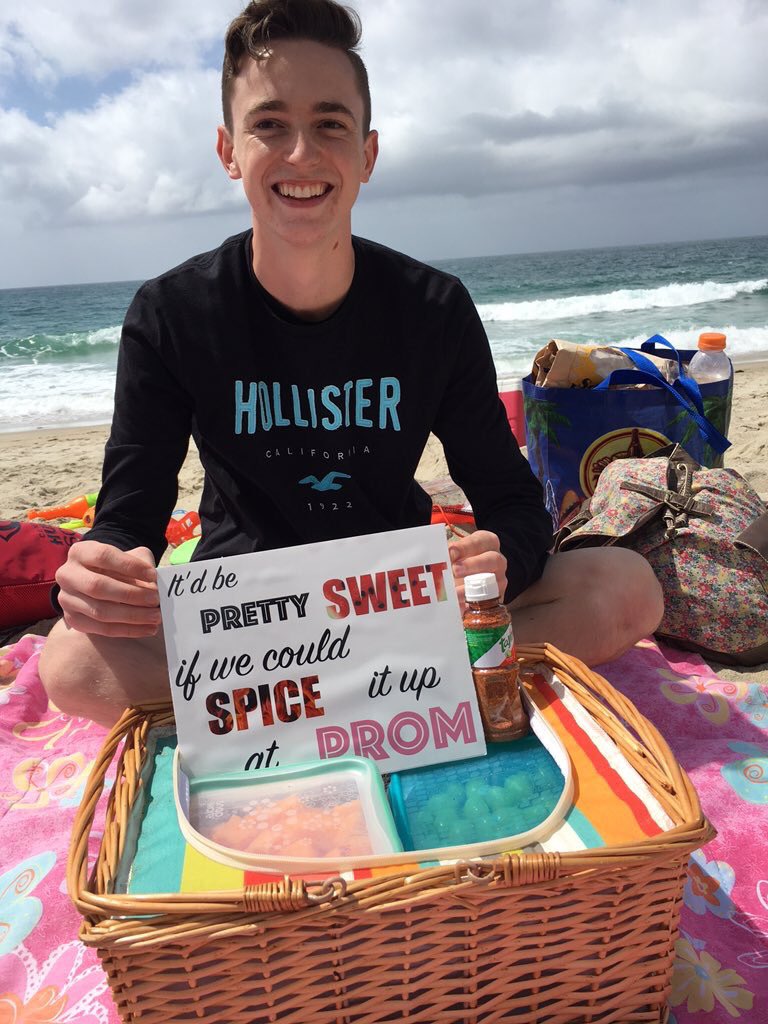 yourpromposal's tweet photo. CENTENNIAL HIGH SCHOOL PROMPOSAL: @alexOVlera asks @IdkChanell ! 🌊 https://t.co/tLa9LXOQL9