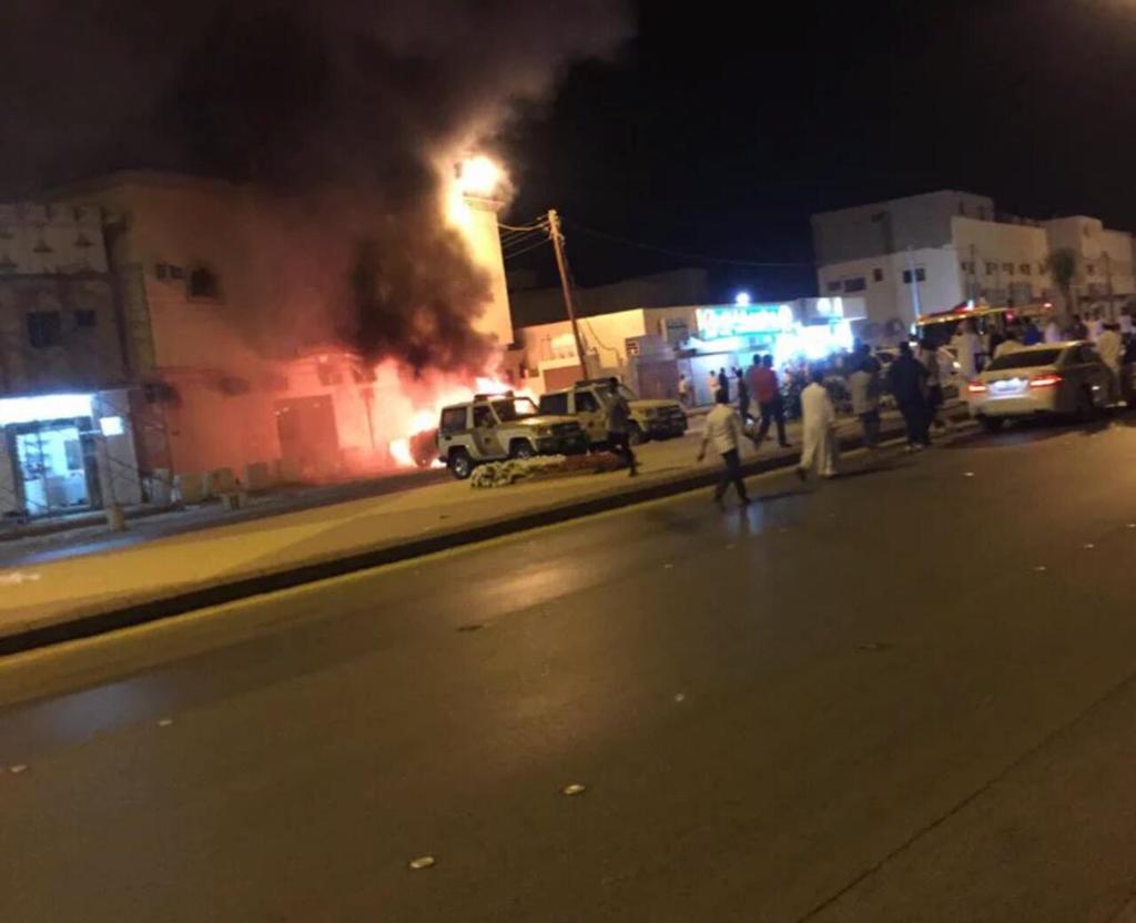 h_delam's tweet photo. #عاجل
#��لدلم

احتراق سيارات مركز شرطة الدلم امام المركز مباااشرة https://t.co/eQpytRIiUj