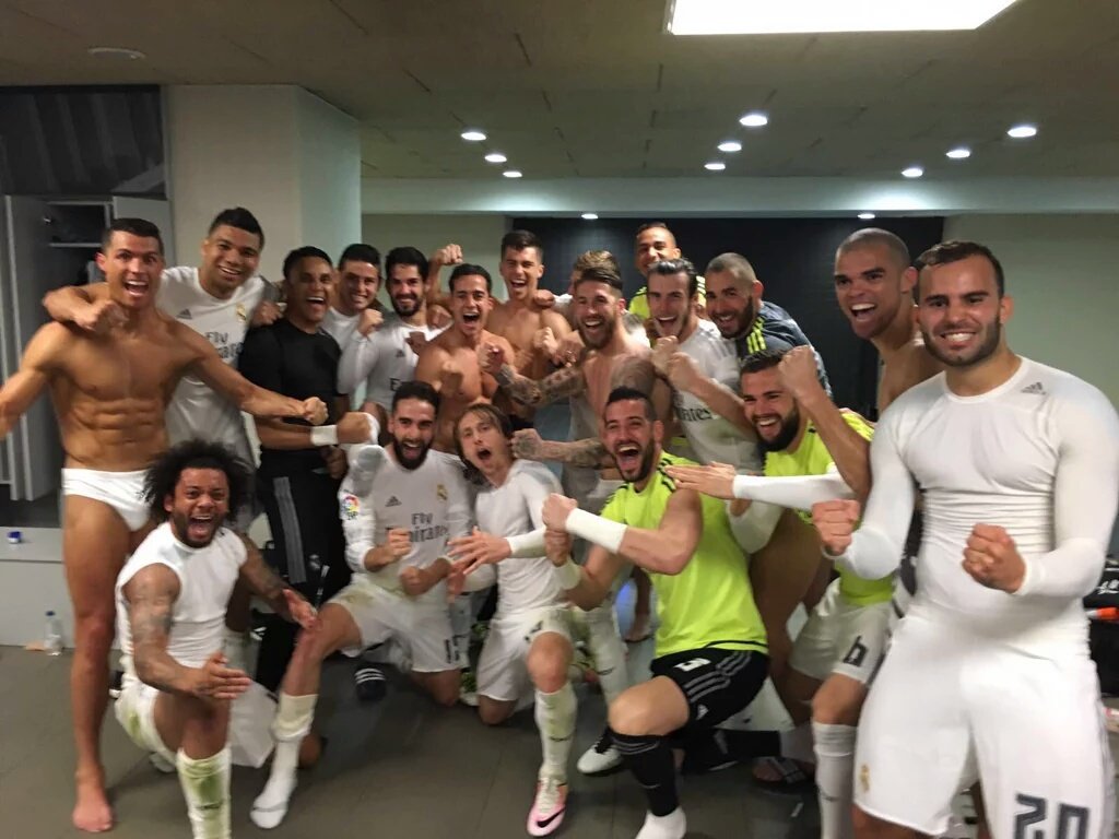 FutbolModerno_'s tweet photo. La imagen que subió @GarethBale11 con sus compañeros en el vestuario. https://t.co/L6qGdu8yvU