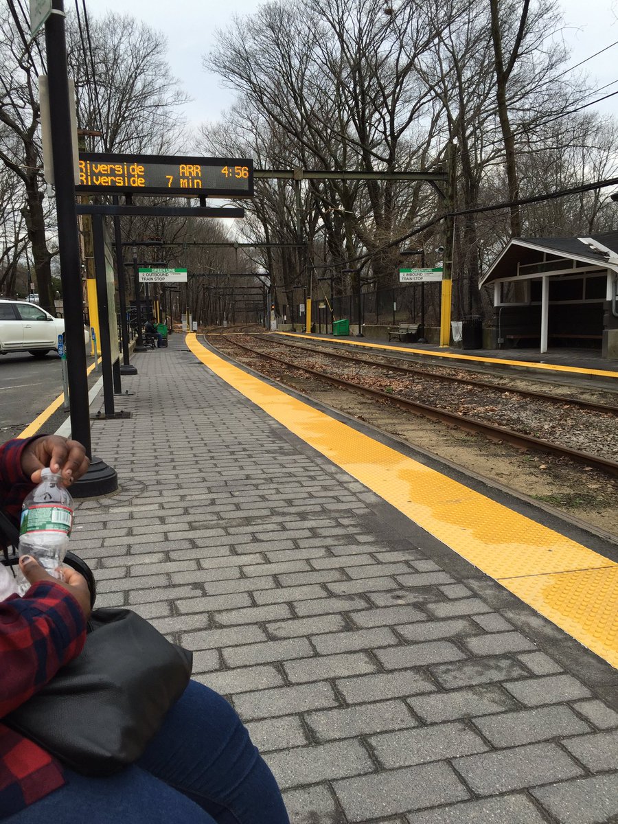 StephanyAGeorge's tweet photo. While waiting for the train that hasn't arrived yet #fail @MBTA https://t.co/IMgXvDddaB