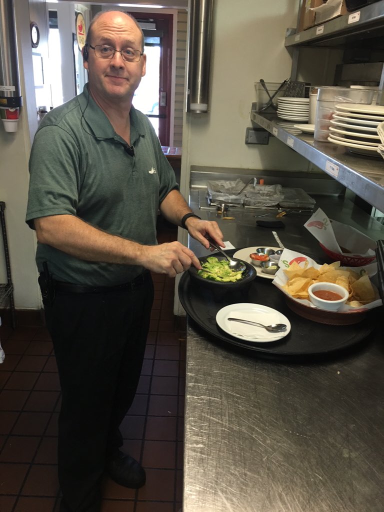kydd_chris's tweet photo. Today's table guac challenge! Go team chris😜@Fernando_Vega9 @vigus_amy @ken_motley https://t.co/bAmFEnJGLo