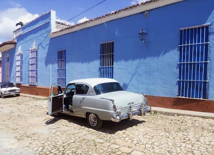 oldcar_photo's tweet photo. These beautiful old cars ๐จ๐บ #Cuba #latergram #coloursofCuba #oldcar #Cubancharm #Cubanstyle #Trinidad #shadesofblueโฆ https://t.co/lktDx74EiJ