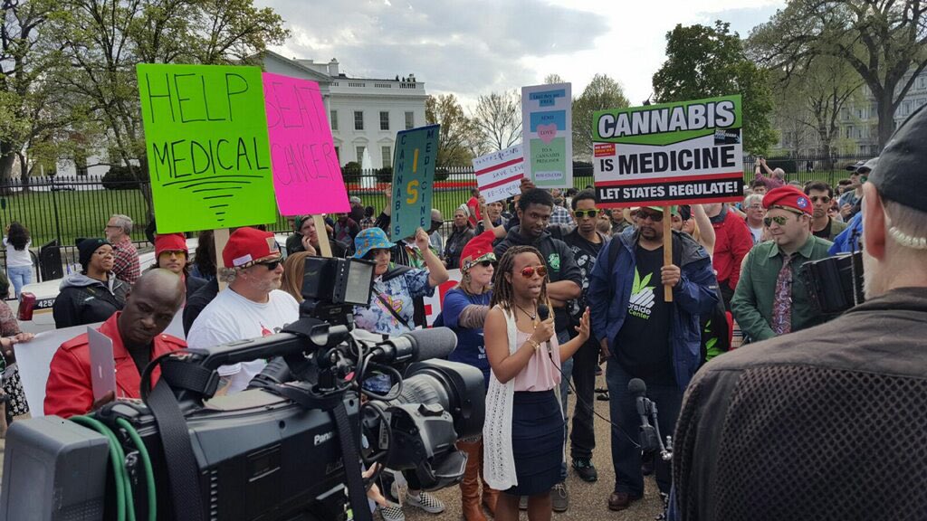 whaxyapp's tweet photo. Only 2 people detained today as hundreds smoked #cannabis calling for @POTUS to deschedule #cannabis. #reschedule420 https://t.co/Bm5McRoI3C