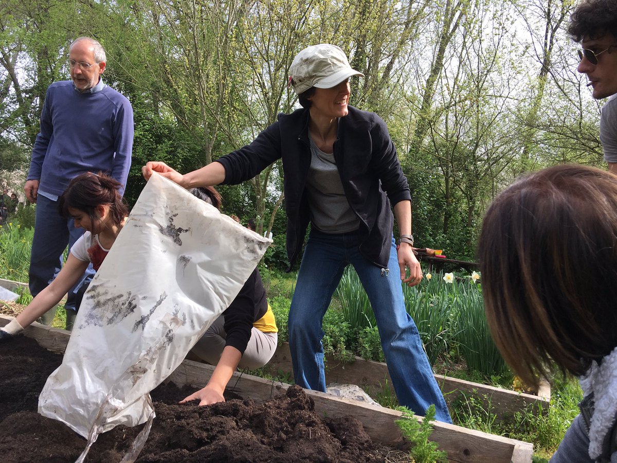 RomeGardentours's tweet image. #Lecture3 in #HortusHurbis : making an insecticide, seeding and covering. @zappataromana @parcoappia #RomeGarden