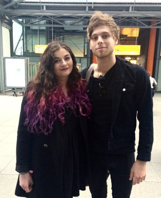 ketchupxupdates's tweet photo. look at him #5SOSFam #BestFanArmy #iHeartAwards https://t.co/ifNRzfZMfE
