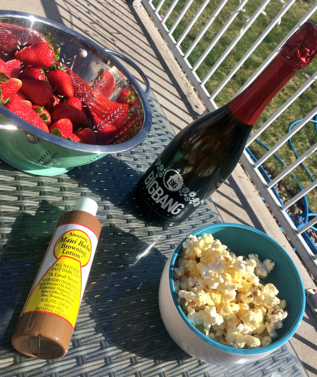 Posh_Palate's tweet photo. It's patio time!! Bubbly strawberries popcorn + sunshine🍾 @BigHeadWine #Sparkling popped in the #Okanagan #onwine https://t.co/c3iptajmvW