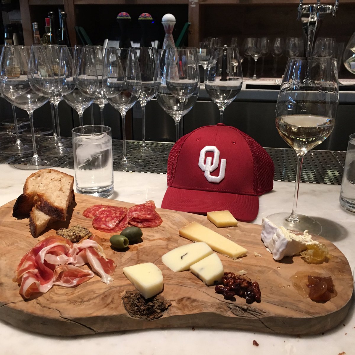 doctorfollowill's tweet photo. My wife's idea of tailgating.
#boomerher #soonerher #wineher #cheeseher https://t.co/uazSK8I8fq