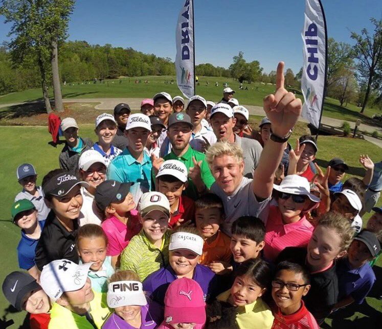 enewsrox's tweet photo. Niall Horan meets some Louis-sized fans at the Augusta National Golf Club! https://t.co/hk8kmLbCRP