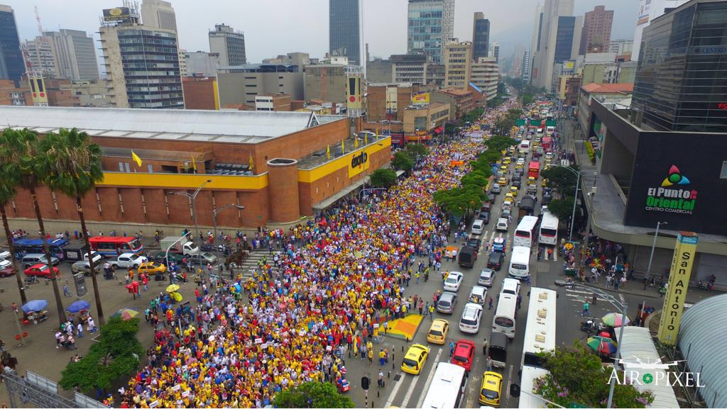 CDemocraticoANT's tweet photo. La punta ya habΓa llegado cuando la cola no habΓa terminado de salir. Foto de la selecciΓ³n tomada por #AirPixel Med https://t.co/5JLDoO9uhS