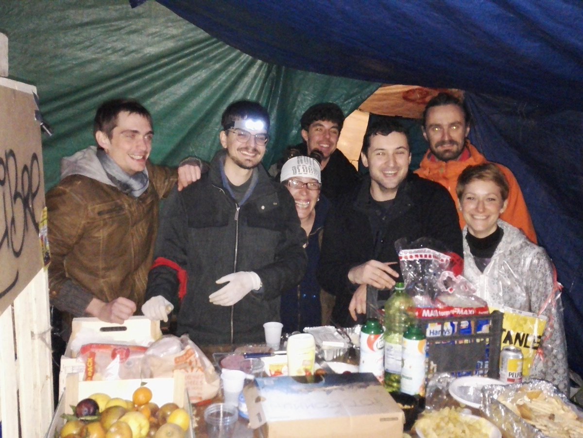 SAM_3286's tweet photo. Voici une partie de la commission restauration de la #NuitDebout pour le #33mars ! #CommuneDebout https://t.co/G5xW4j5iyY