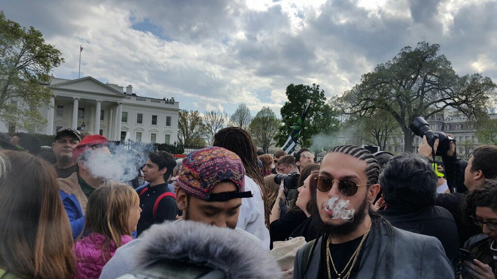 Powerful photos: Hundreds gathered <a href="/WhiteHouse/">The White House</a> today calling for <a href="/POTUS/">President Donald J. Trump</a> to deschedule #cannabis 💚 #reschedule420