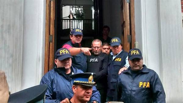 unosantafe's tweet image. Detuvieron a #RicardoJaime en el marco de una investigación por #corrupción ► bit.ly/1POqcUu