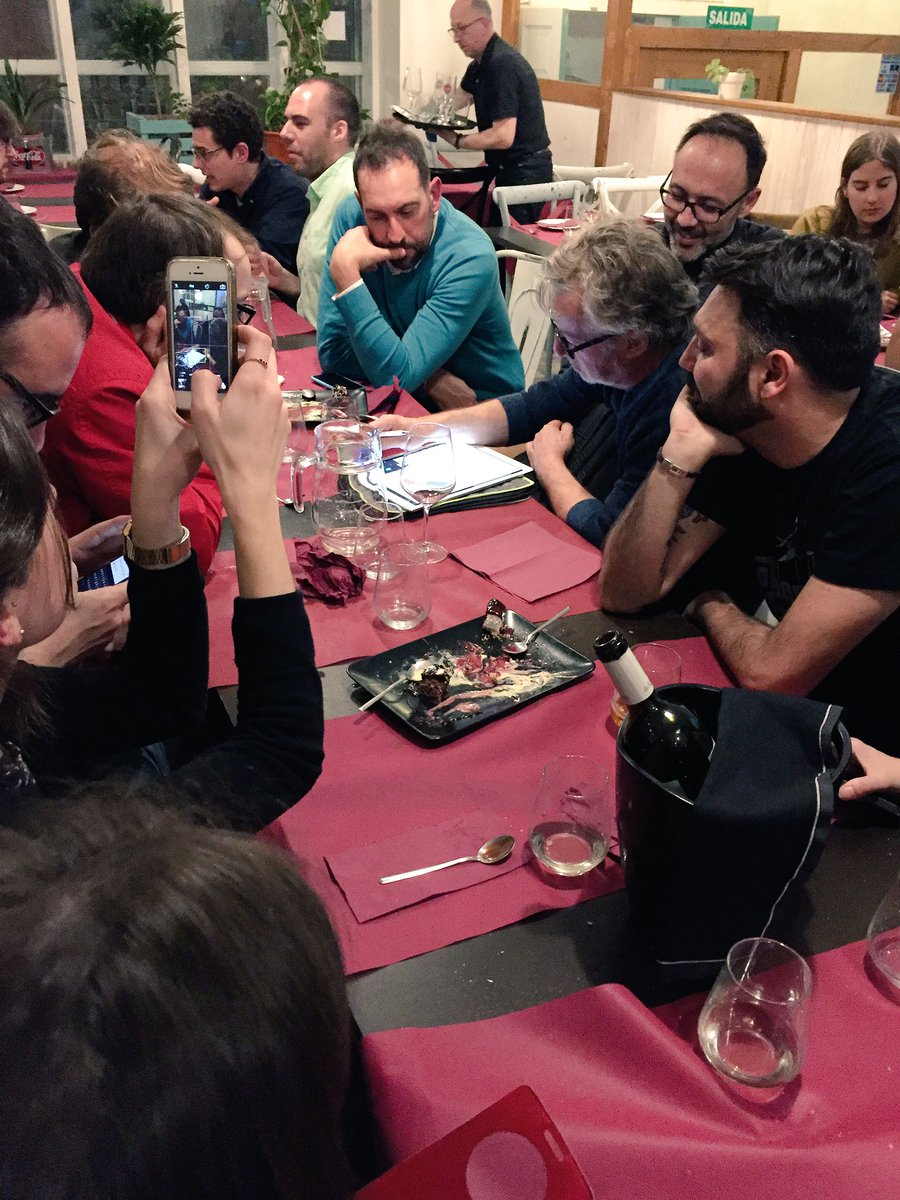 typeoneventos's tweet photo. Javier @estudiomariscal no para de dibujar ni en la cena @cuatroplatos #Typeon2016 https://t.co/M6ajJYFkAL