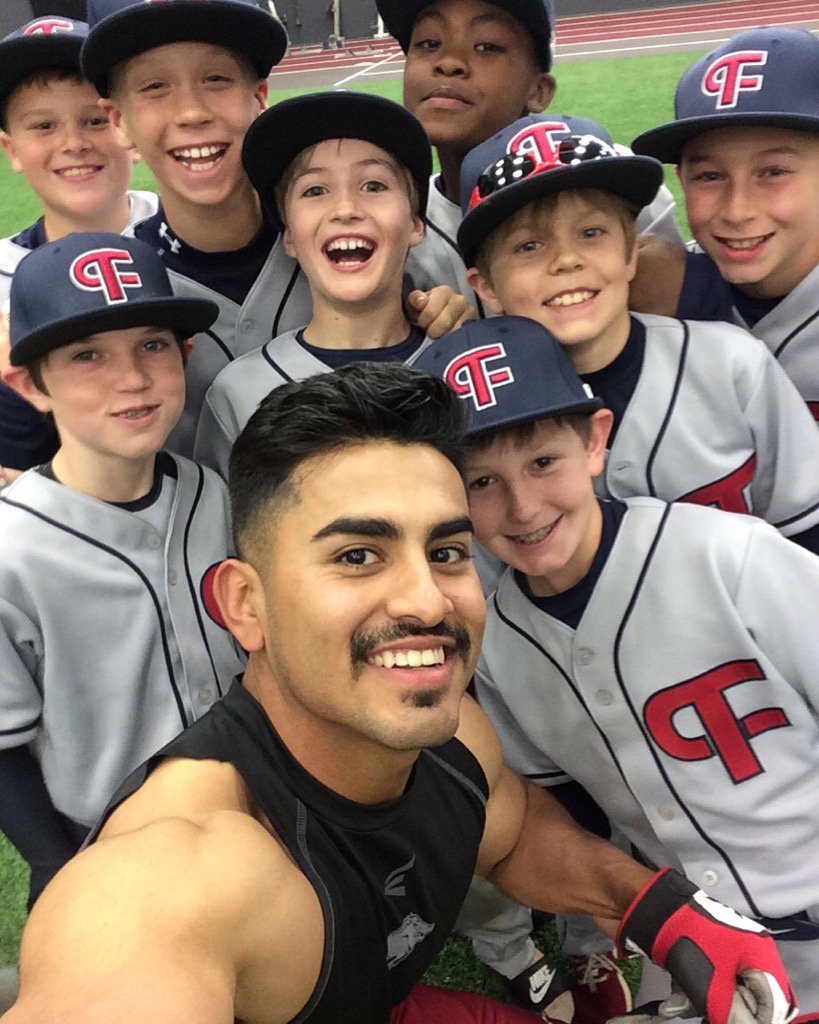 92Streak's tweet photo. @mike3bernal thanks for the pic with the boys! Made their day! WPS! #proformancebaseball https://t.co/pVB3cCoDGL
