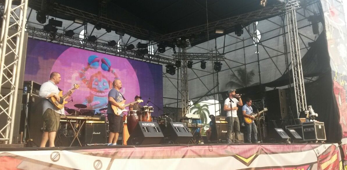 Fanlyc's tweet photo. Ya está activada nuestra tarima #Rock4u @metheorapanama https://t.co/PGwc02wlIE