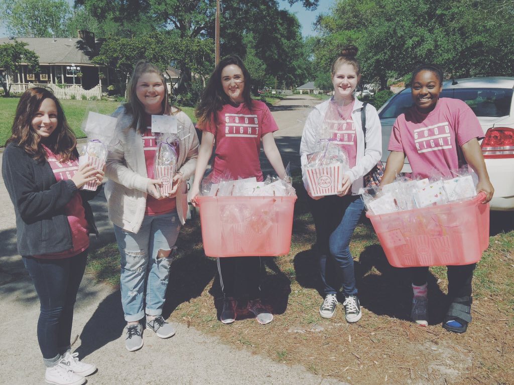 ColesonCheyann's tweet photo. happy to help out a girls youth group in Dewyville. π #servolutionbmt https://t.co/2pOLRMTnpu