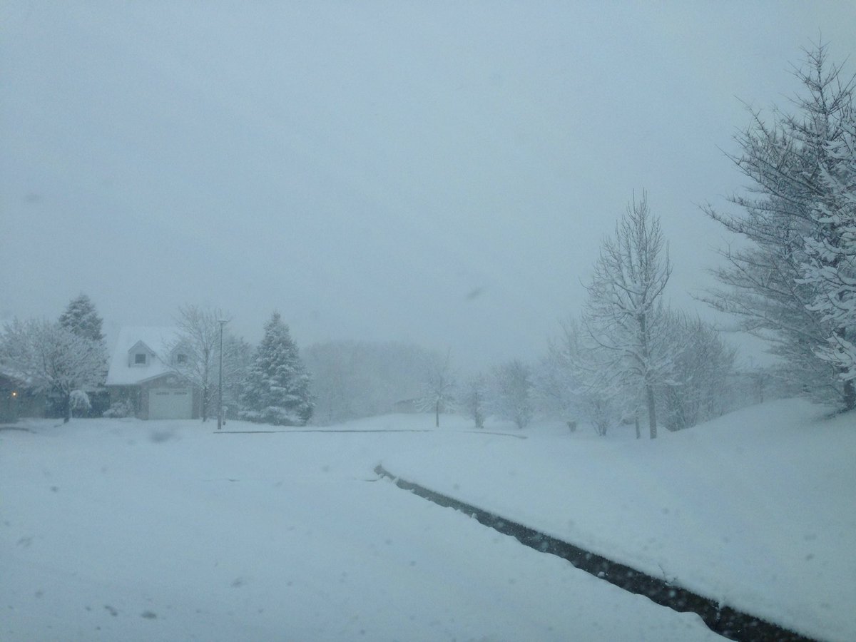 victoriaehhh's tweet image. only in canada can you go from beautiful 15°C and sunny🌞🏌 
to 5cm of snow🌨☃ within a week 👿 #bringbackspring