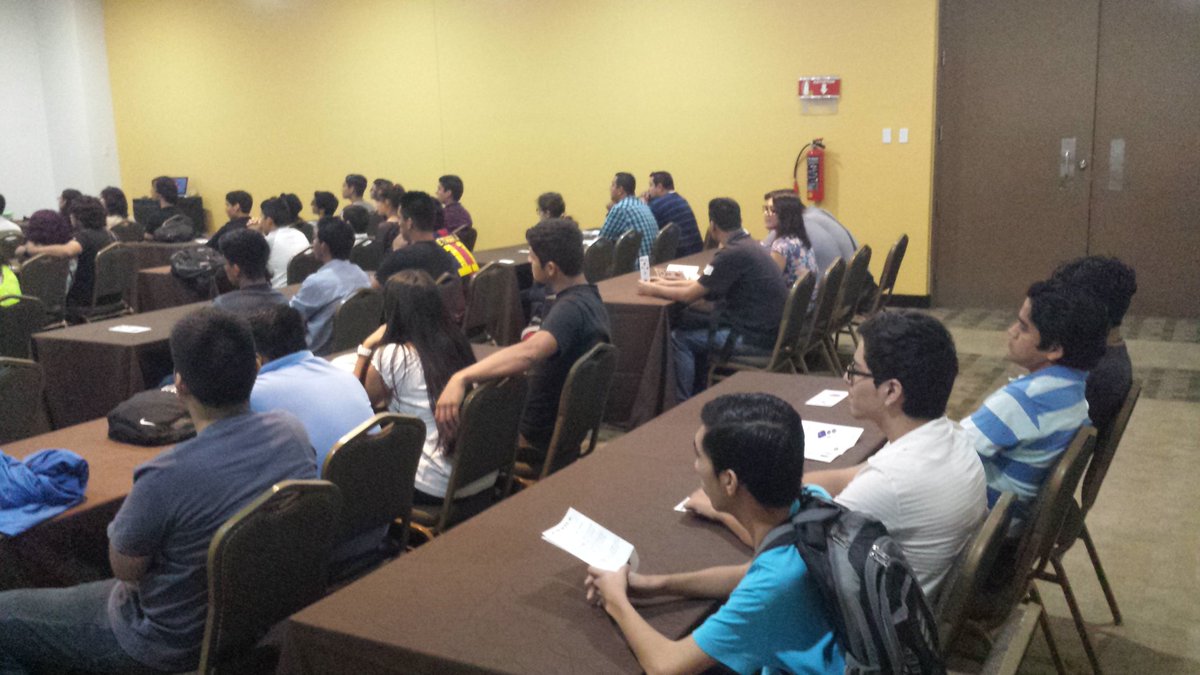 gsreynaga's tweet image. Casa llena/Full house #GenuinoD2016 #ArduinoD2016 #ArduinoCC @Mztintcenter