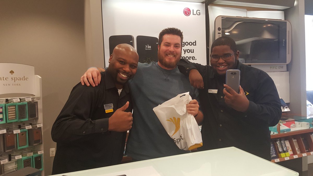 amberatsprint's tweet photo. Turned in old phone #fitbitlife for our new friend @RKOMYRO @ChappySprint @marceloclaure @260Sprint https://t.co/YnOIRBVEeO