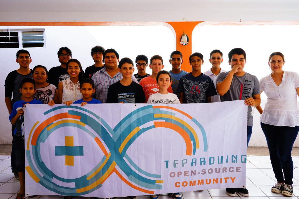 Tepames's tweet image. @dcuartielles  Celebrando el #GenuinoD16  desde Colima México pizza, arduinos y mucha diversión