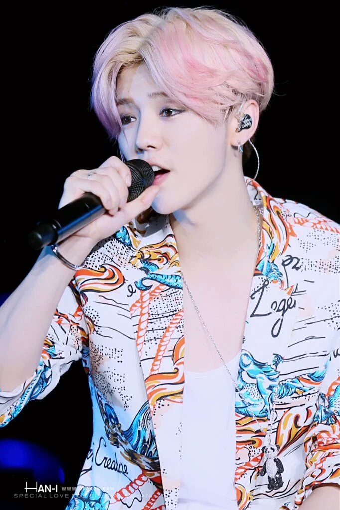 EXOtics_hunhan's tweet photo. luhan in his solo concert
(cr to owner) https://t.co/InSnLwhQaI