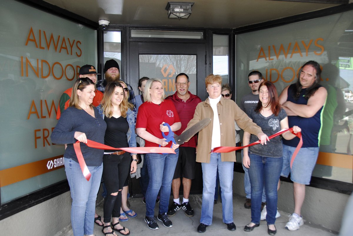 JenDowlingNews's tweet photo. Shango, Molalla's first pot dispensary, hosted a grand opening & ribbon cutting today. #marijuana #pot #oregonpot https://t.co/l1vgm7RNch