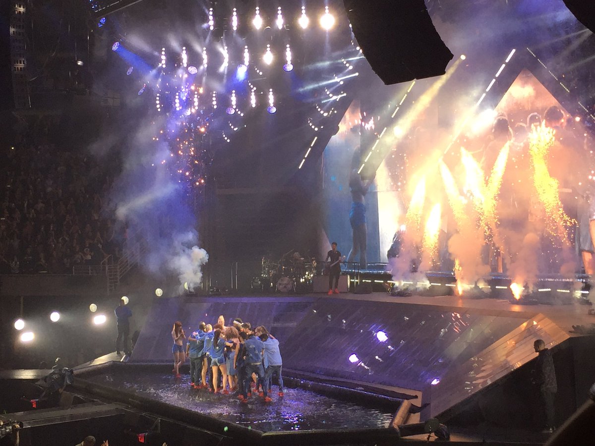 sagekotsenburg's tweet photo. The @justinbieber concert was lit https://t.co/1PQn0Sr5Ws