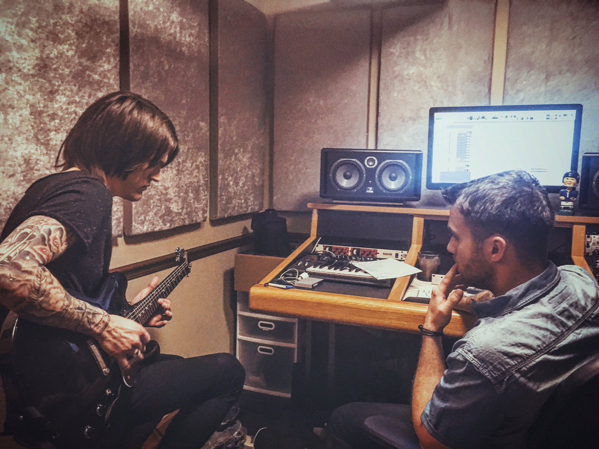 _billycox's tweet image. In the studio recording some new riffs with @riandawson. 😎#newmusic #alltimelow