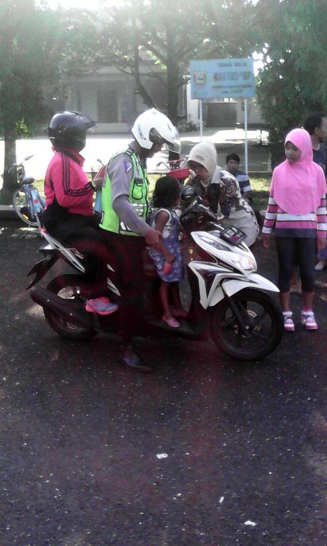 Hari yg haru..anak hilang di CFD kbm..diamankan satpol pp..diantar pulang pak polisi bersm pns pemda..harmoni hidup.
