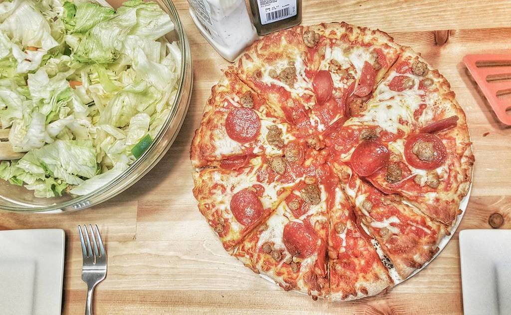brought2ubymom's tweet photo. Pizza Night! #familytime #dinneratthetable #pizzanight #dinnertime #dinner #pizza https://t.co/3wj26lrEOe