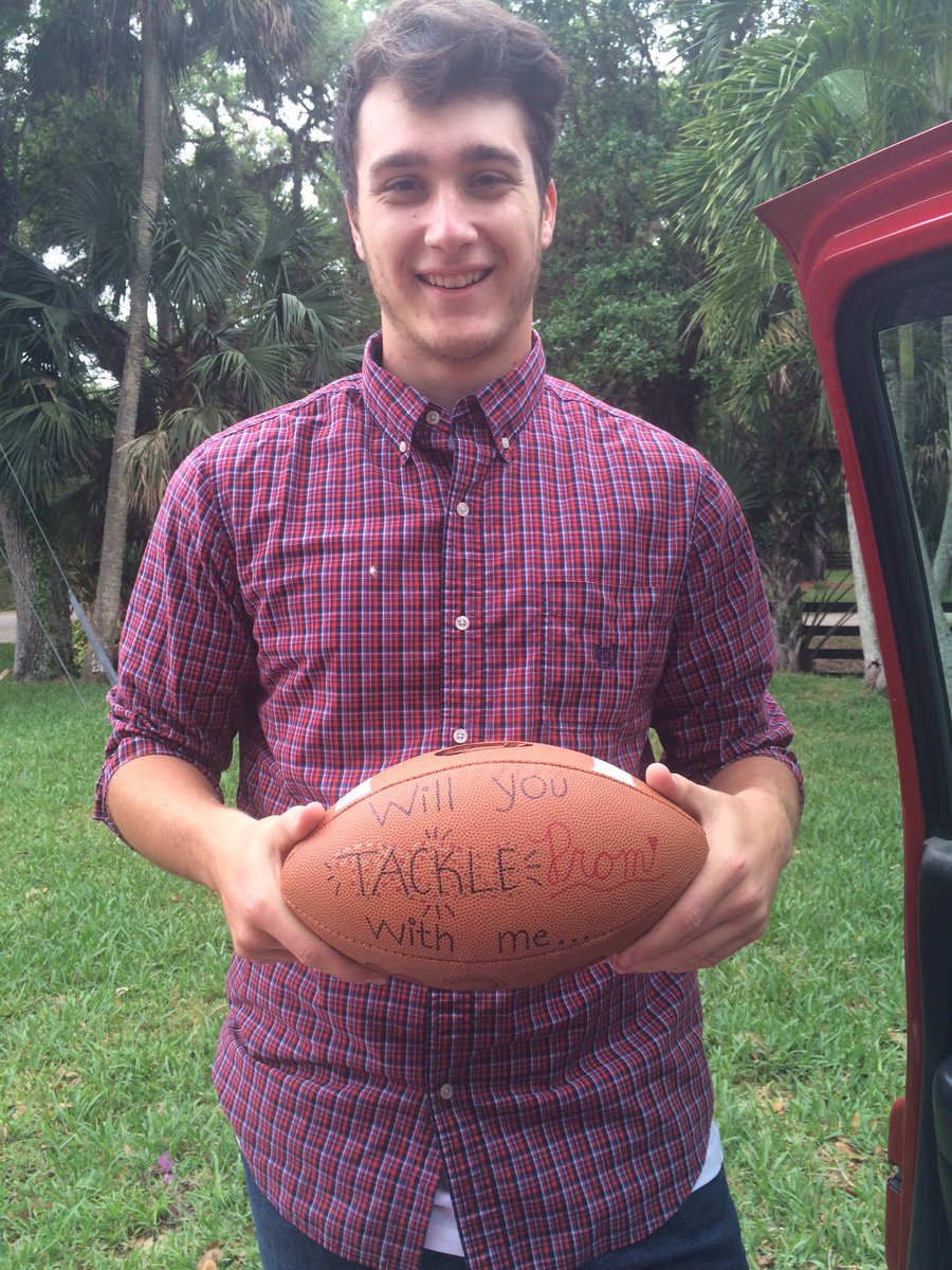 faithhhamilton_'s tweet photo. Can't wait to show off my guy at prom (I asked him)☺️❤️🏈 #cutepromposals https://t.co/PBoxVwOXXd