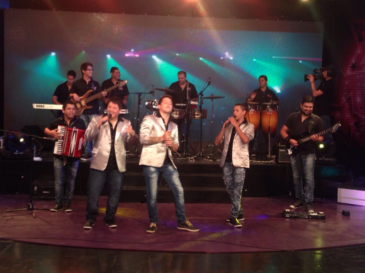 Showdel13's tweet photo. Abriendo la noche del #Showdel13
Banda Santa Fe🎤🎶 https://t.co/v3PzrOCfIw