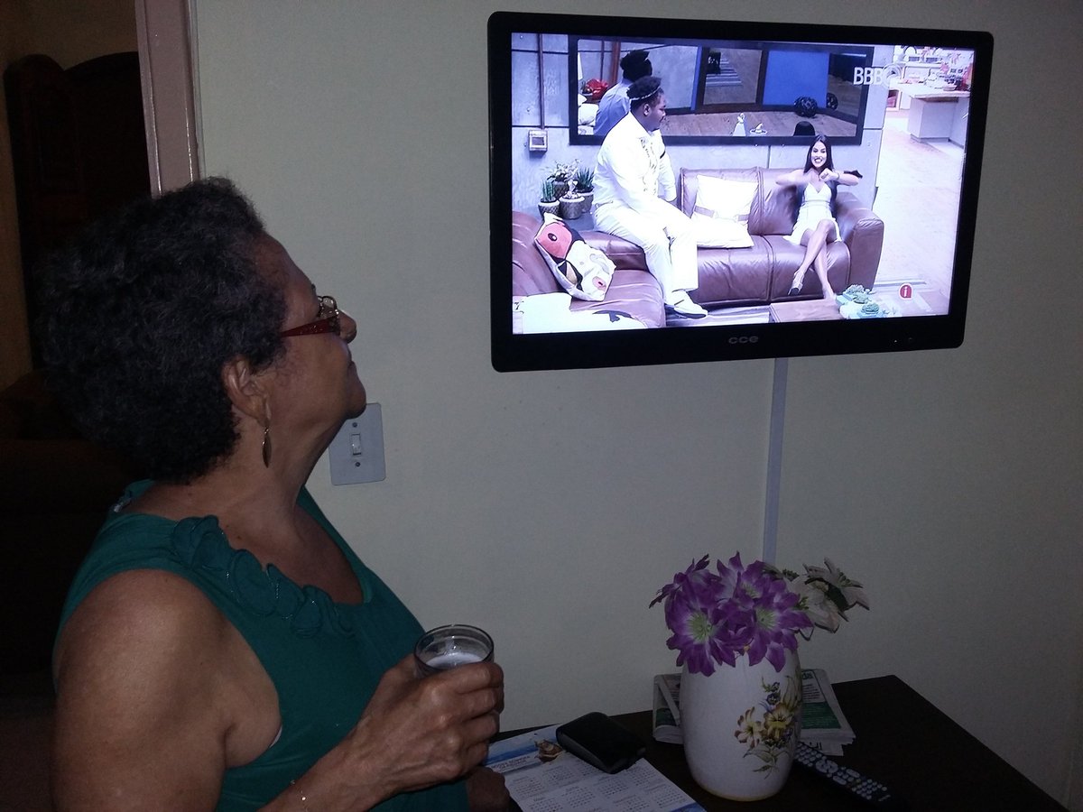 geraldadiniz16's tweet photo. Mesmo fora do BBB ela não desgruda desses dois e nem do copo de cerveja https://t.co/DA2D13UQpX