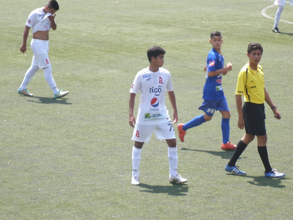 ccuscatlan's tweet photo. Samuel volante de gran calidad en Alianza sub 17 https://t.co/Rlo1Git0zu