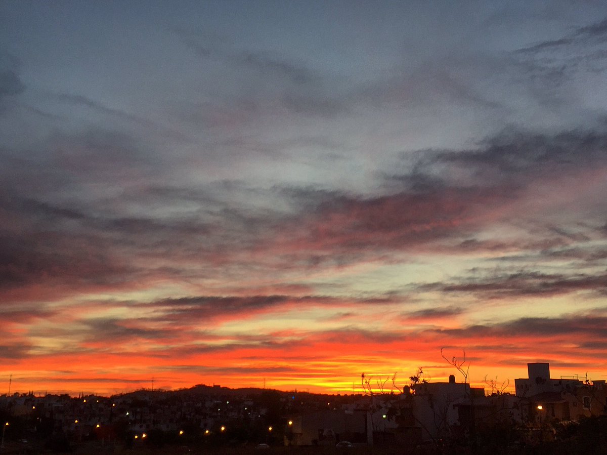 TiempoDetenido's tweet photo. El cielo en llamas. #Guadalajara https://t.co/UgQpGnM4pa